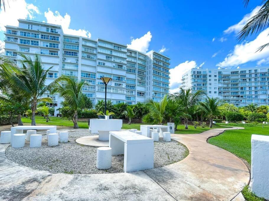 Punta Me Luxury Apartments Ocean View & Beach Front In Amara Канкун Екстериор снимка